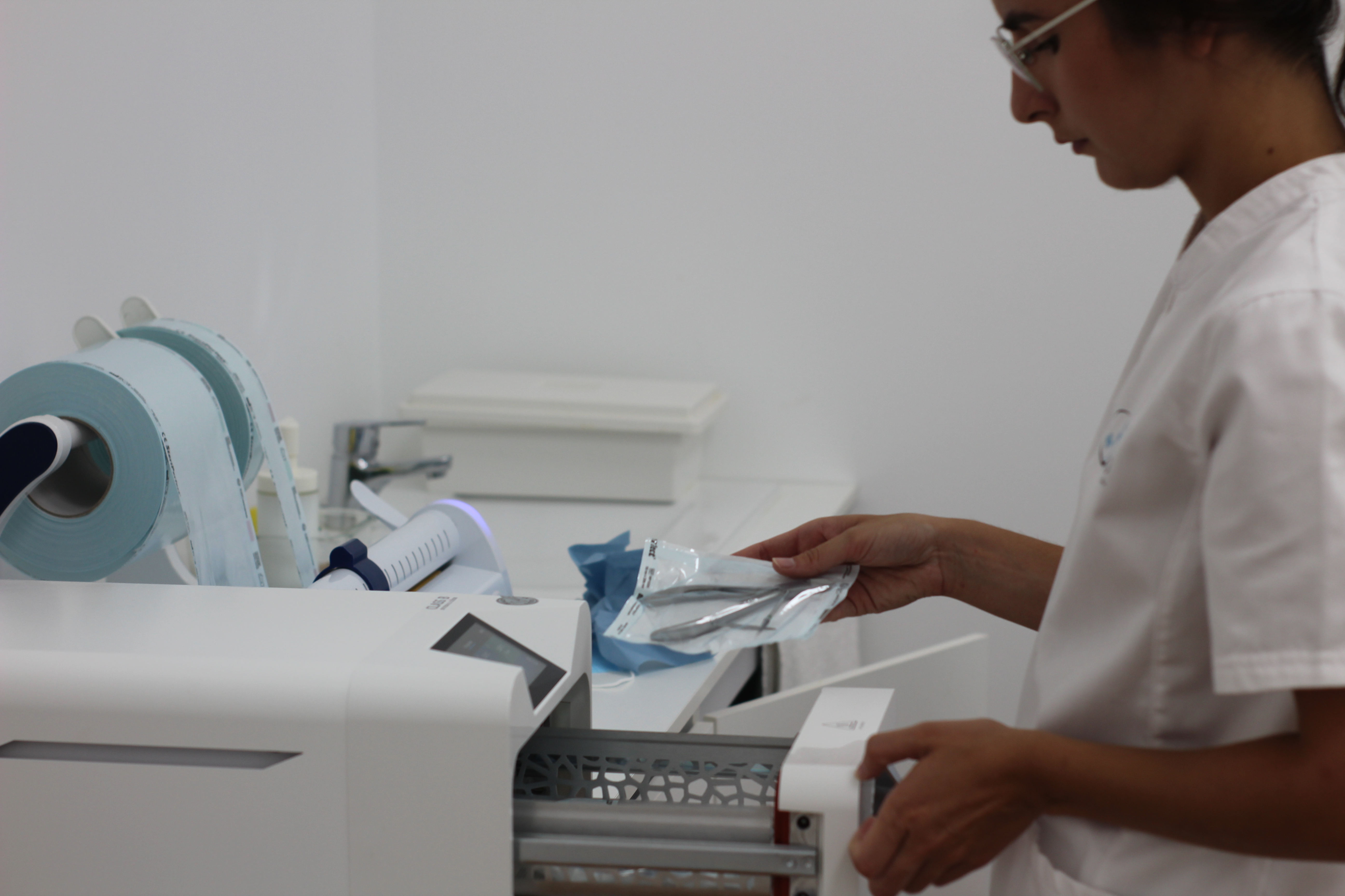 Lucía Moreno preparando instrumentos estériles con el autoclave Clase B